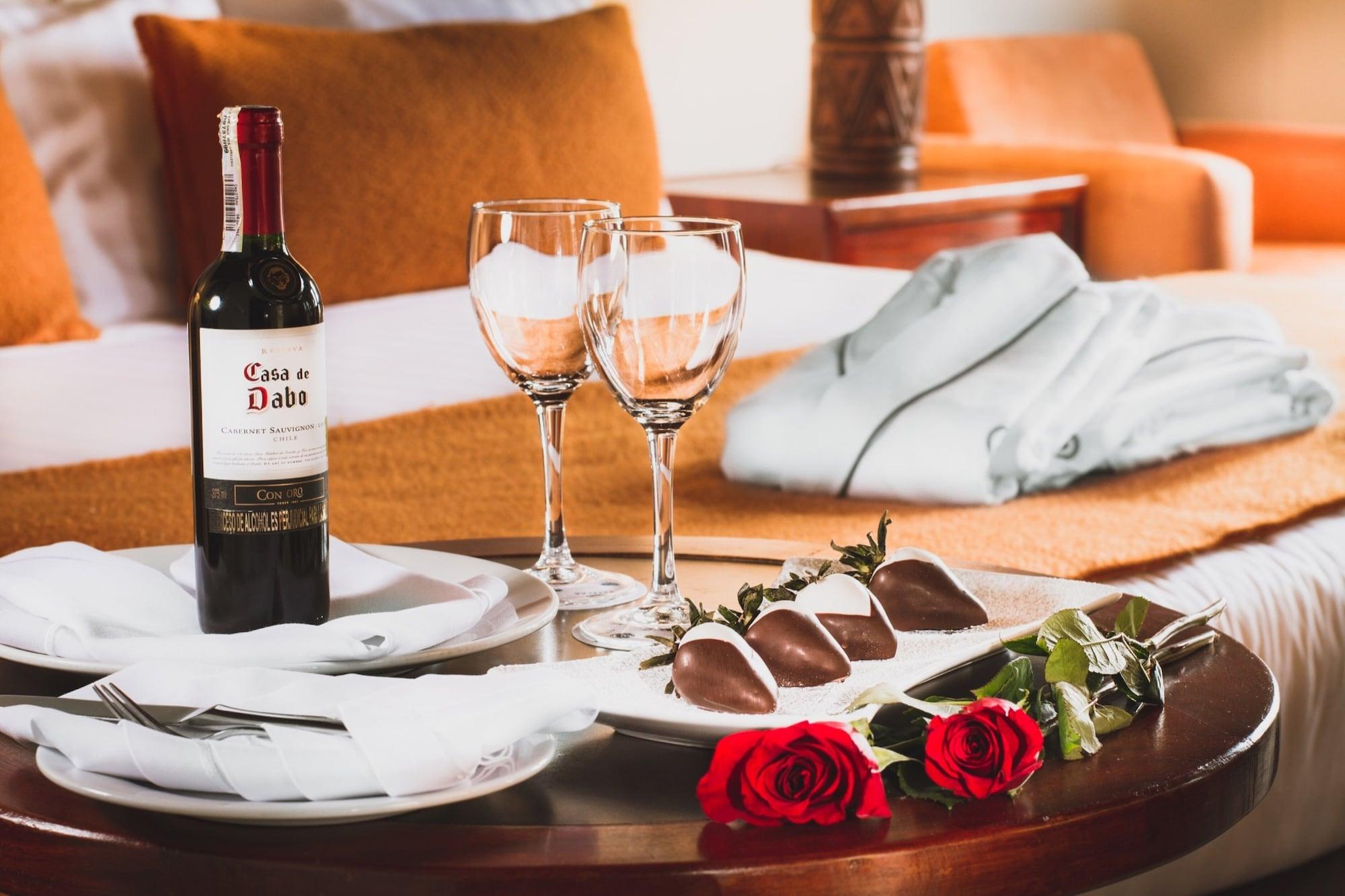 Estelar Paipa Hotel Spa & Y Centro De Convenciones Exterior photo A bottle of wine and two wine glasses